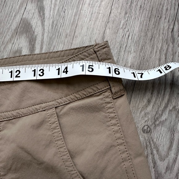 NWOT The North Face Khaki Cargo Shorts Size 8 Women - Picture 4 of 9